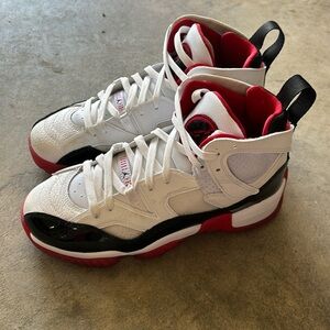 Jordan’s size 7 in youth or 8 in men or 9,5 in woman’s